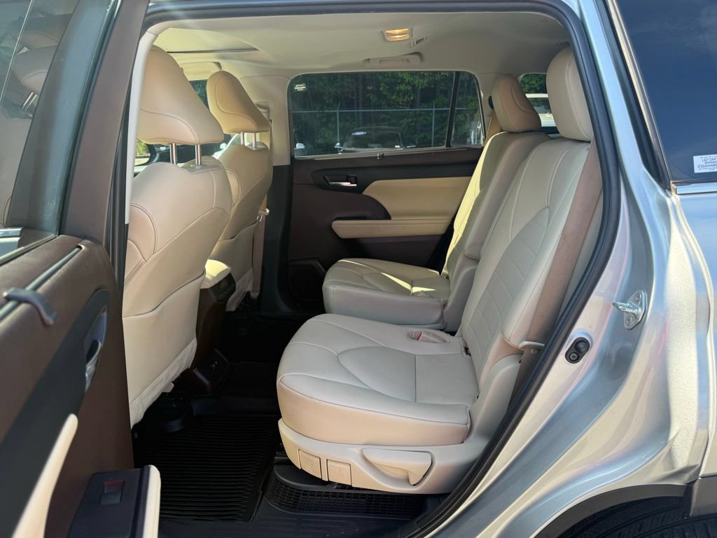 Used 2021 Toyota Highlander XLE FWD image 6