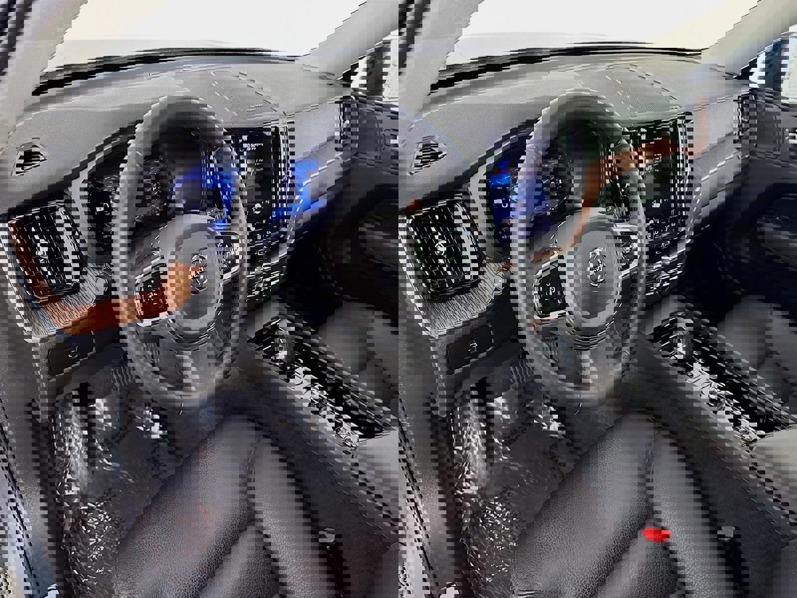 Used 2023 Volvo XC60 B5 Plus w/ Climate Package image 10