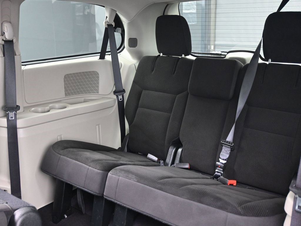 Used 2018 Dodge Grand Caravan SE w/ UConnect Hands-Free Group image 27