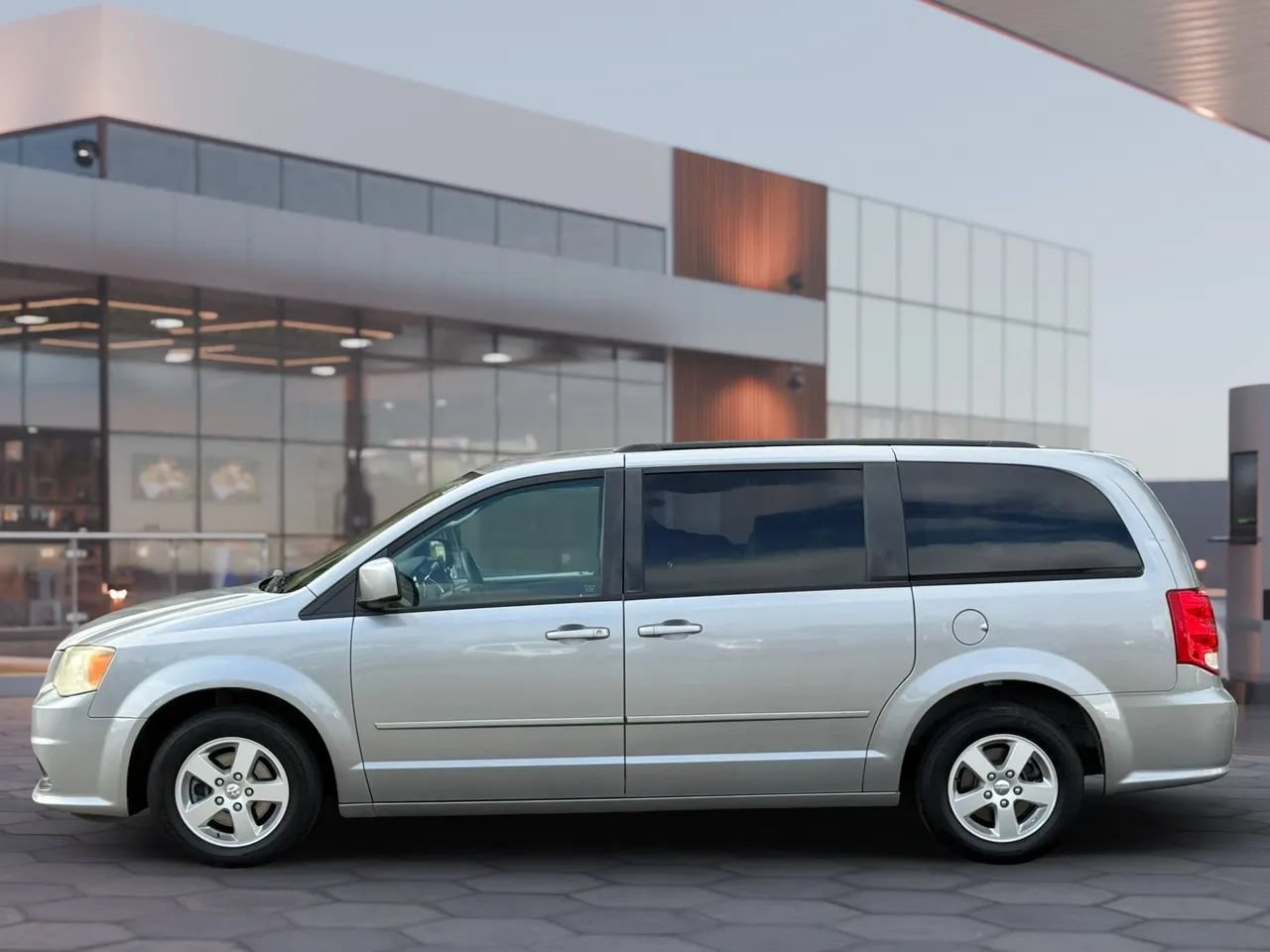 Used 2013 Dodge Grand Caravan SXT FWD image 3