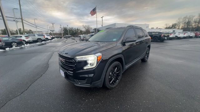 Used 2023 GMC Terrain SLE w/ Driver Convenience Package image 4