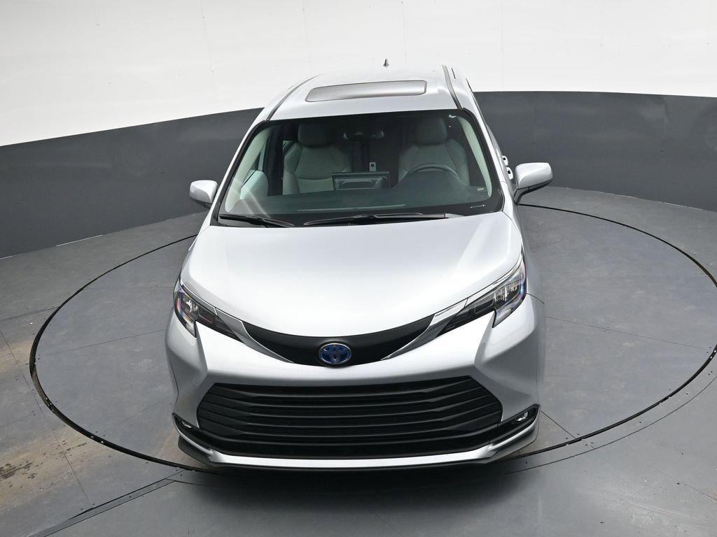 Used 2025 Toyota Sienna XLE image 36