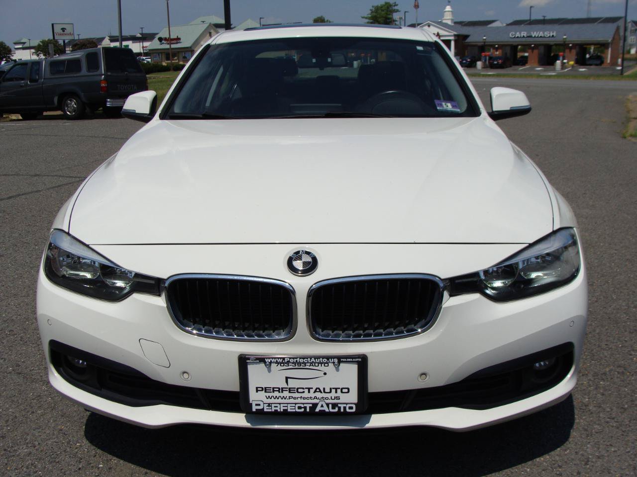 Used 2017 BMW 320i xDrive Sedan AWD/4WD image 2