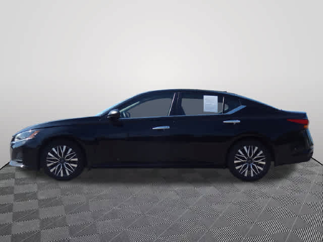 Used 2024 Nissan Altima 2.5 SV FWD image 2