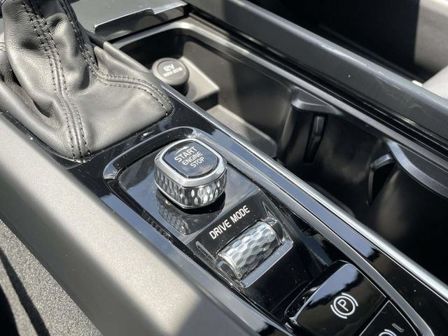 Used 2019 Volvo XC60 T6 Momentum w/ Multimedia Package AWD/4WD image 30