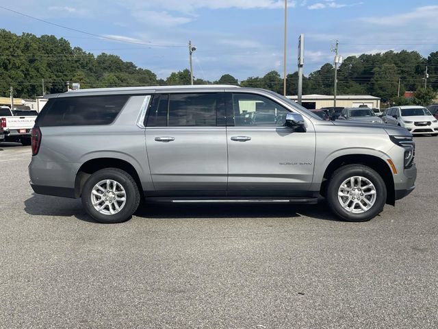 Used 2025 Chevrolet Suburban LT RWD image 2
