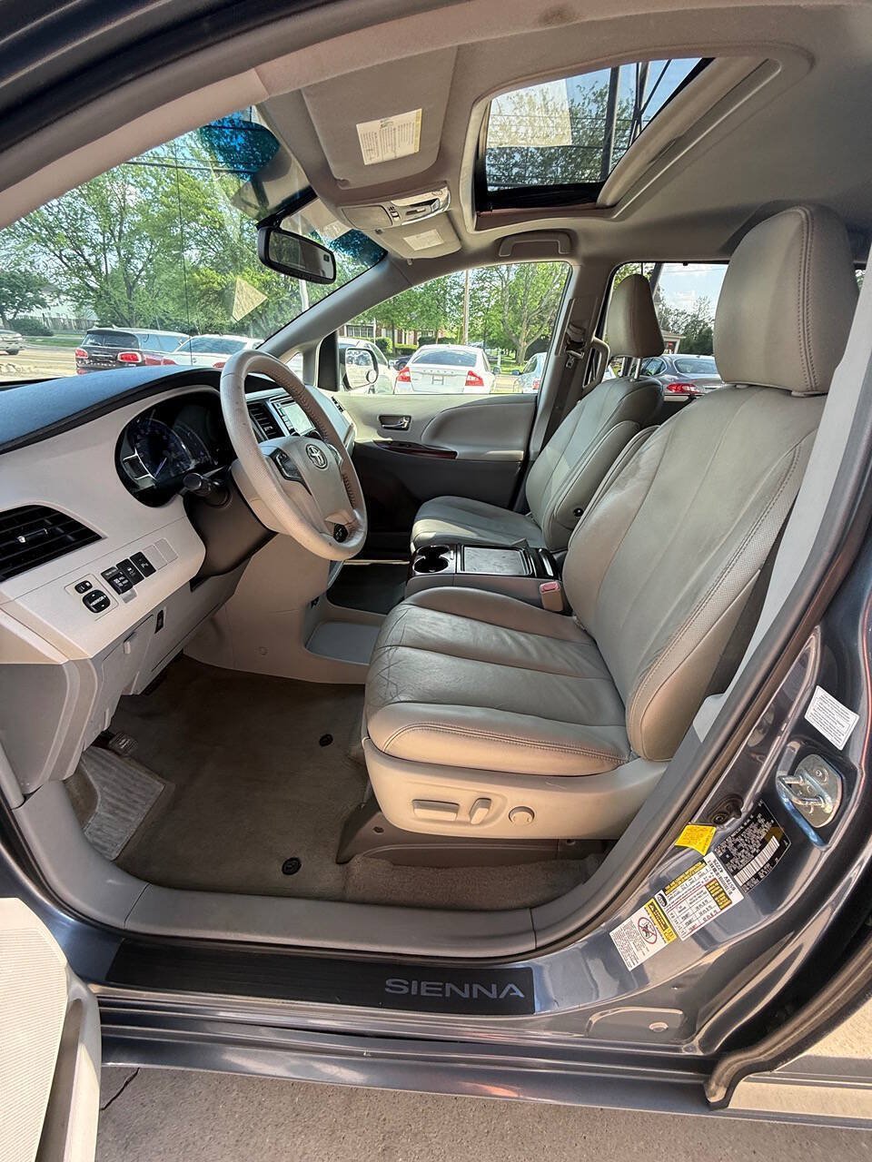 Used 2013 Toyota Sienna XLE FWD image 17