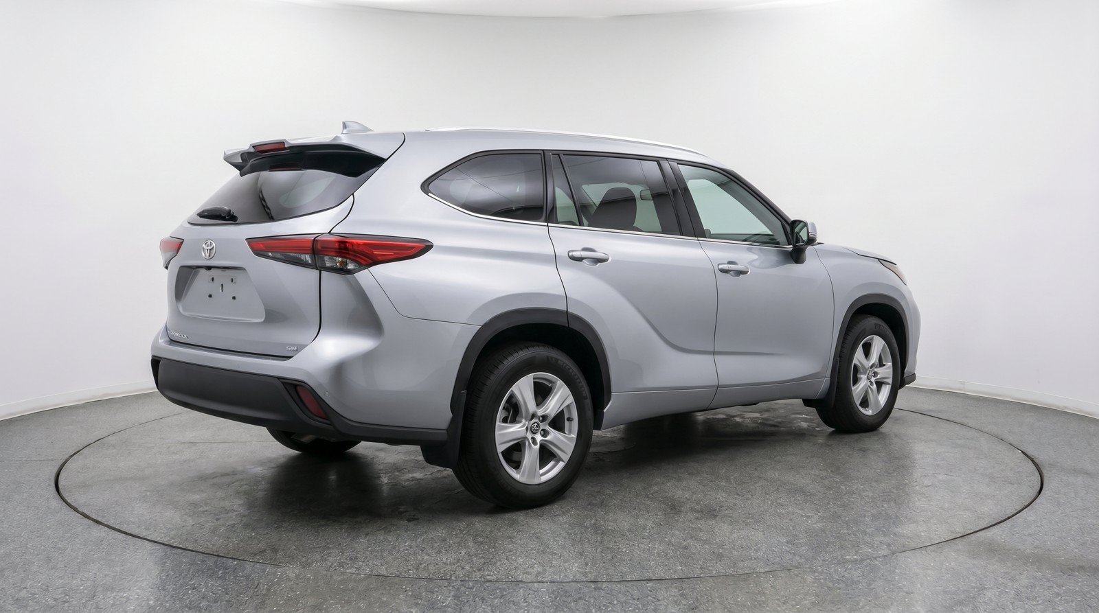Used 2025 Toyota Highlander LE FWD image 9