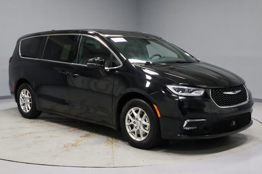 Used 2025 Chrysler Pacifica Select