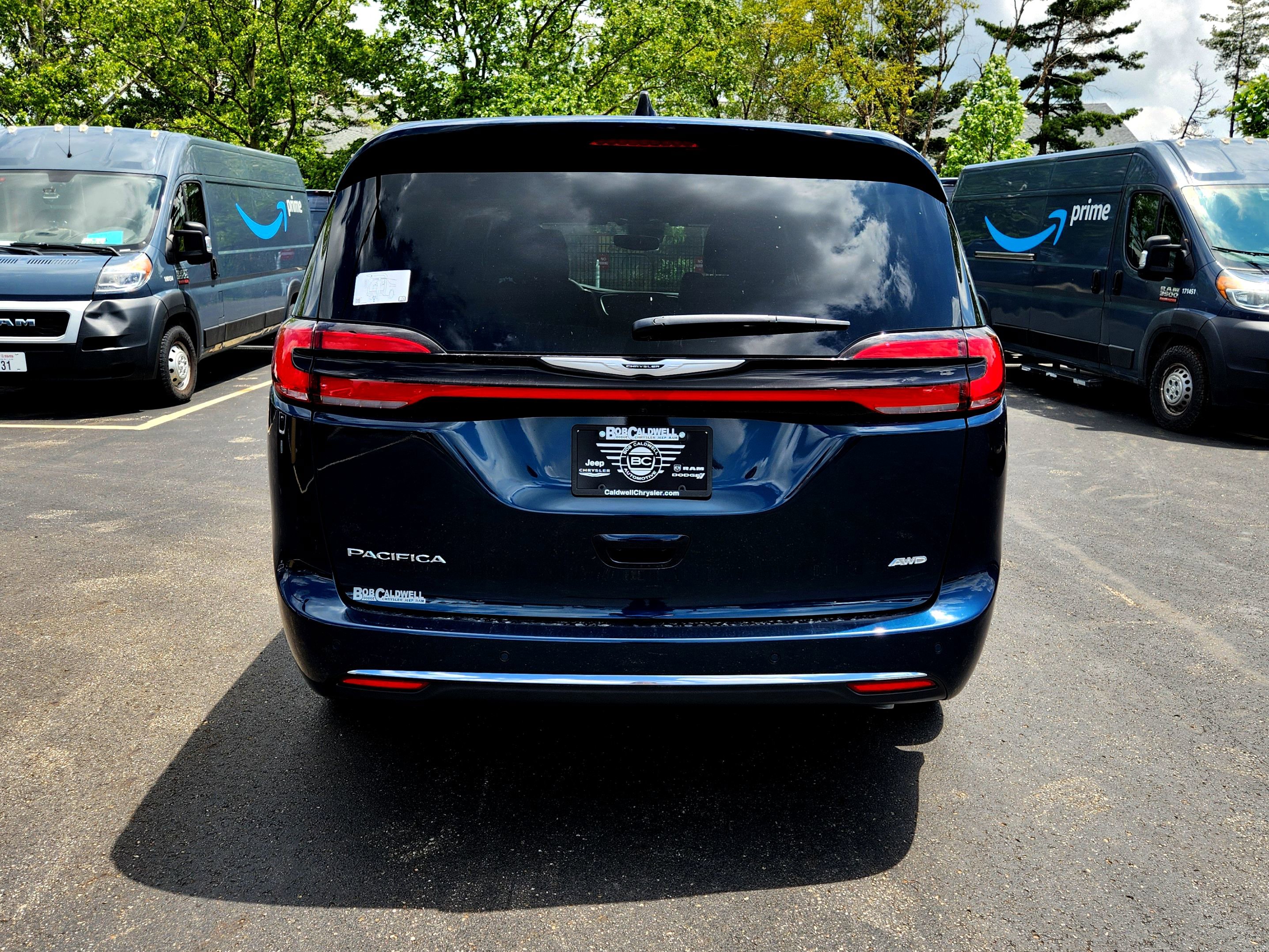 New 2025 Chrysler Pacifica Select w/ Uconnect Theater Family Group image 8
