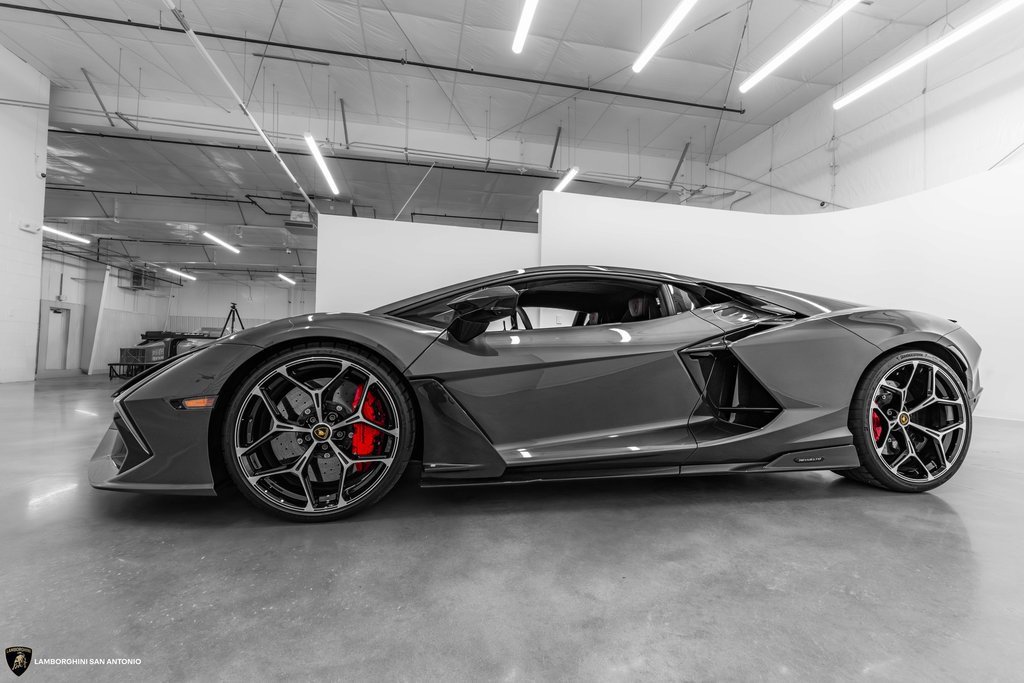 Used 2024 Lamborghini Revuelto image 25