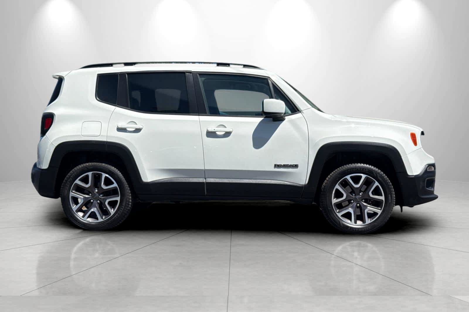 Used 2017 Jeep Renegade Latitude w/ Popular Equipment Group AWD/4WD image 8