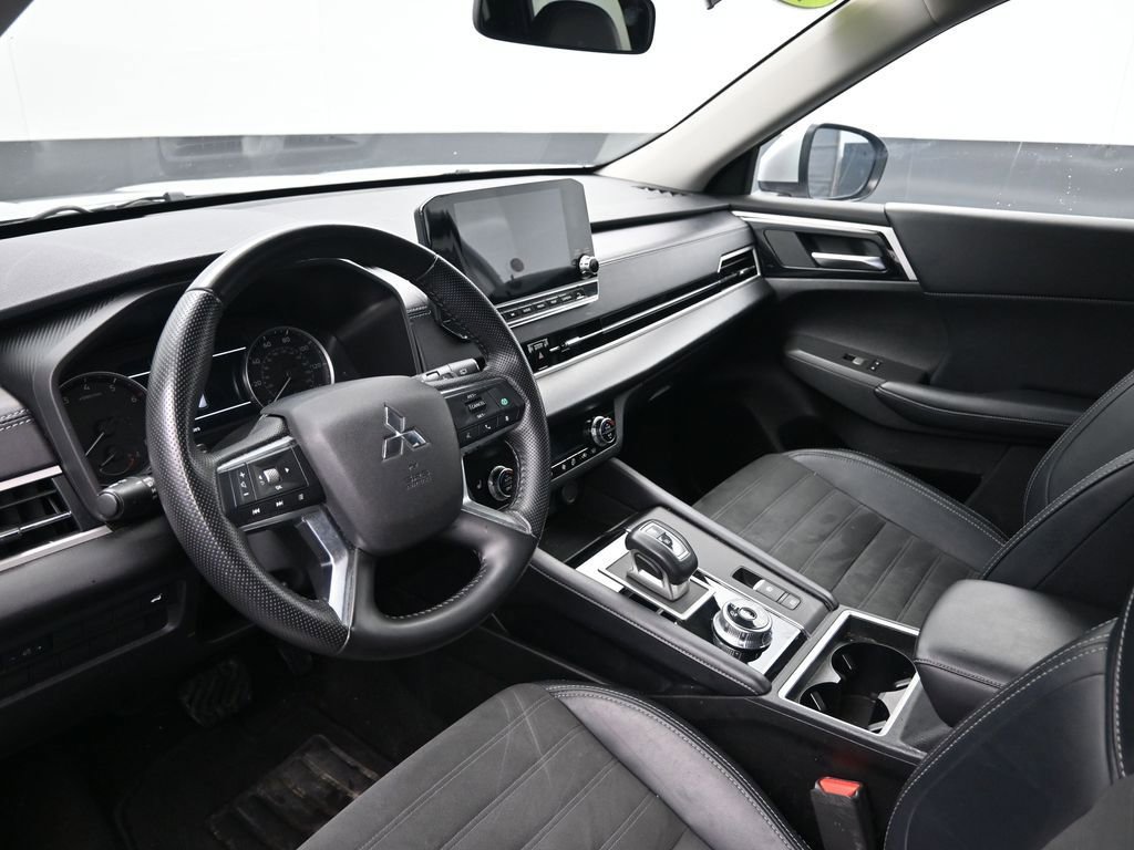 Used 2024 Mitsubishi Outlander SE image 22