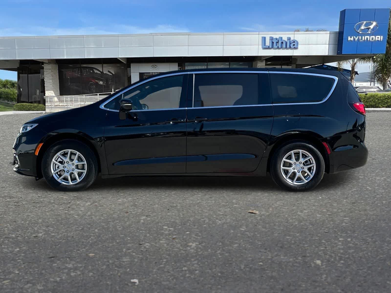Used 2026 Chrysler Pacifica Select FWD image 6