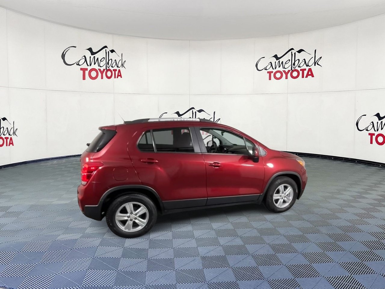 Used 2021 Chevrolet Trax LT w/ LT Convenience Package FWD image 3
