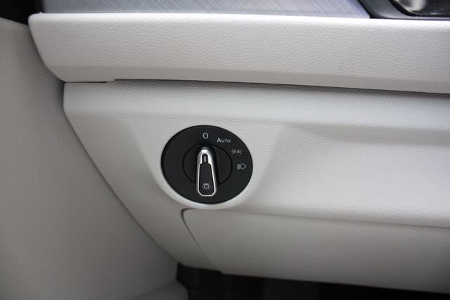 Used 2024 Volkswagen Jetta SE w/ Panoramic Sunroof Package FWD image 9