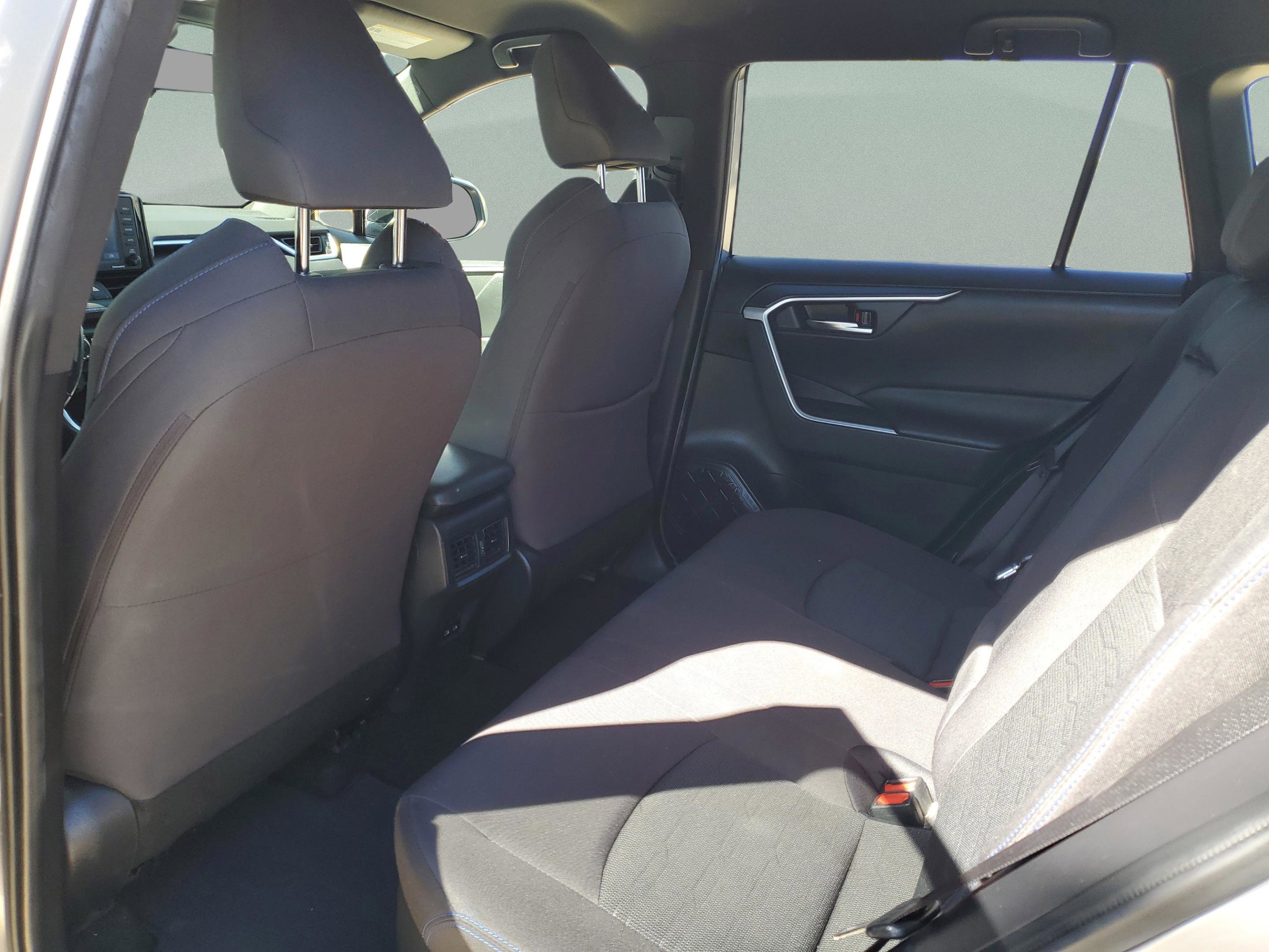 Used 2022 Toyota RAV4 SE image 7
