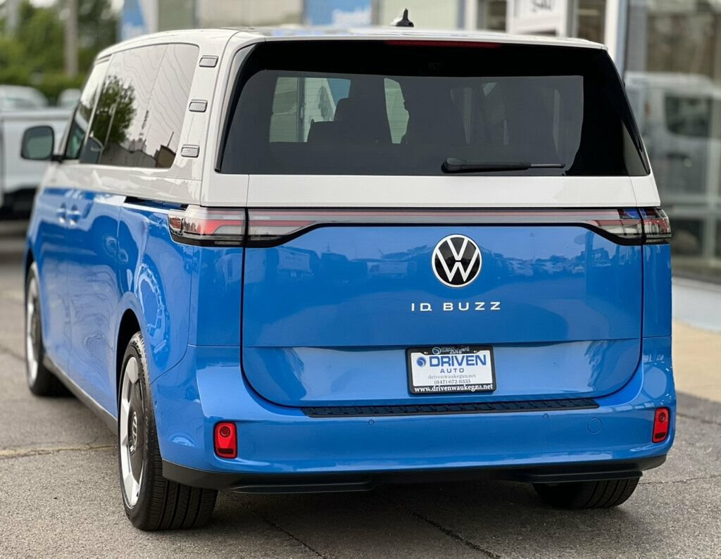 Used 2025 Volkswagen ID. Buzz Pro S RWD image 3