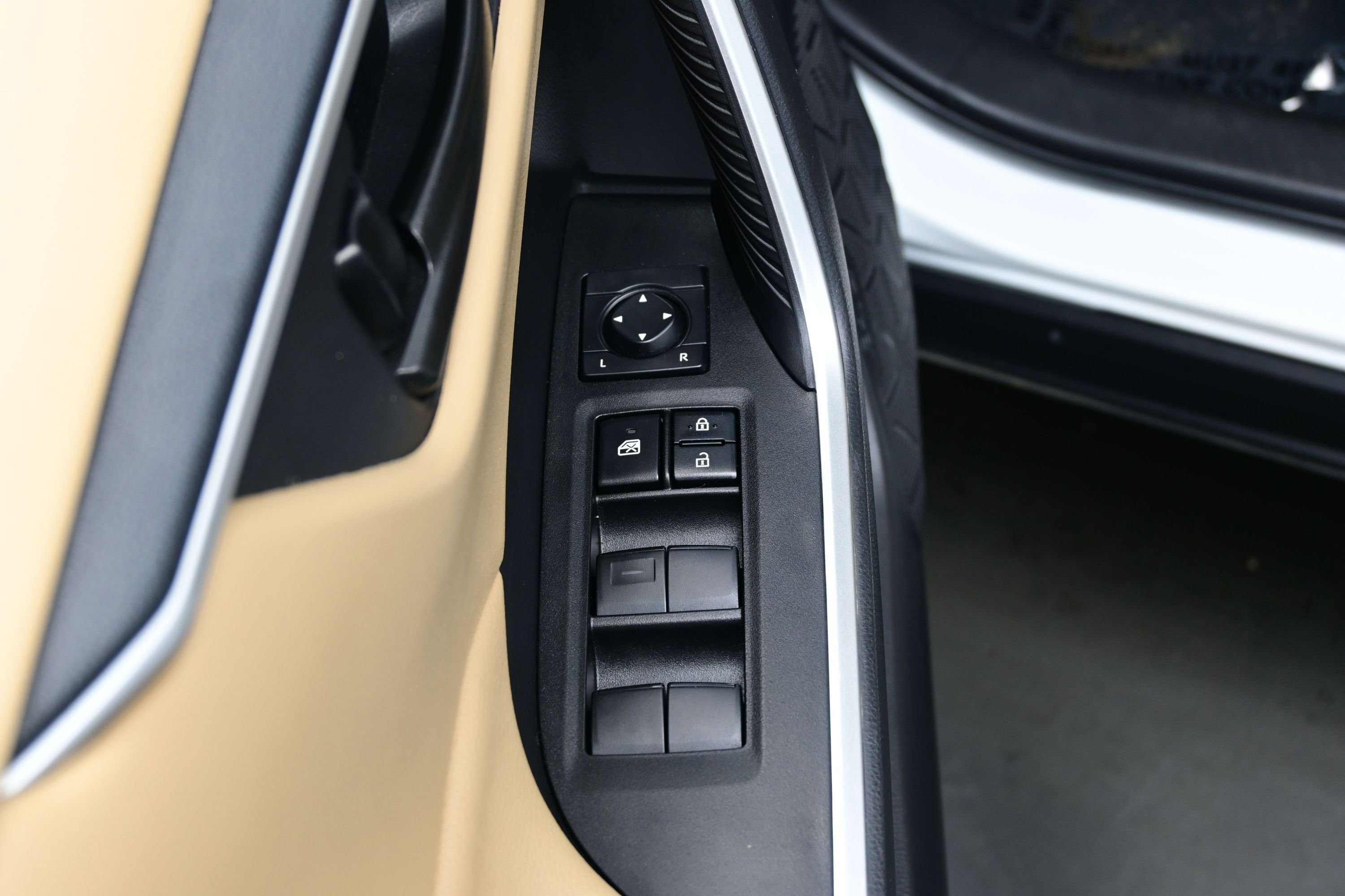 Used 2024 Toyota RAV4 LE AWD/4WD image 10