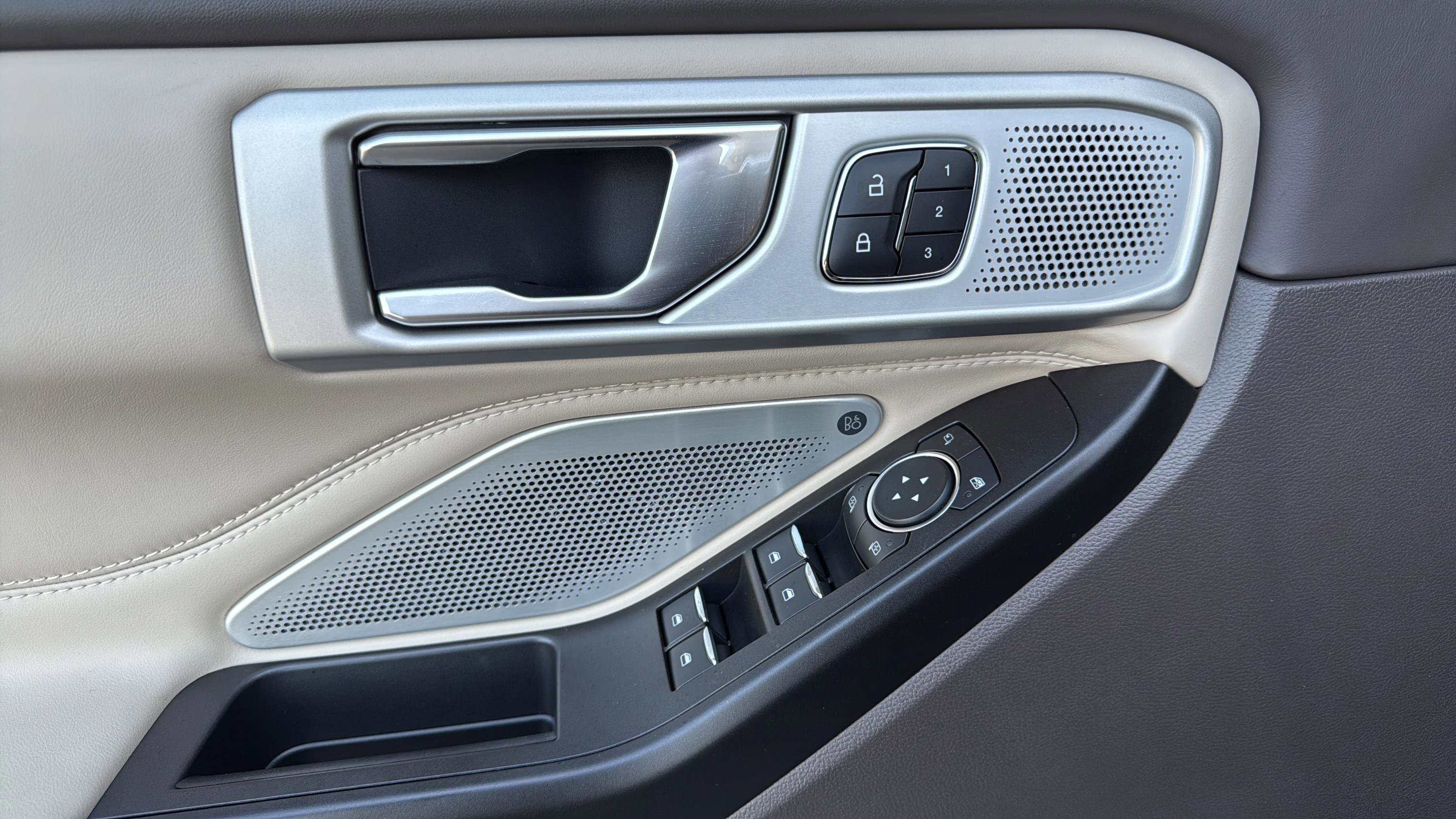 Used 2020 Ford Explorer Platinum w/ Premium Technology Package image 21