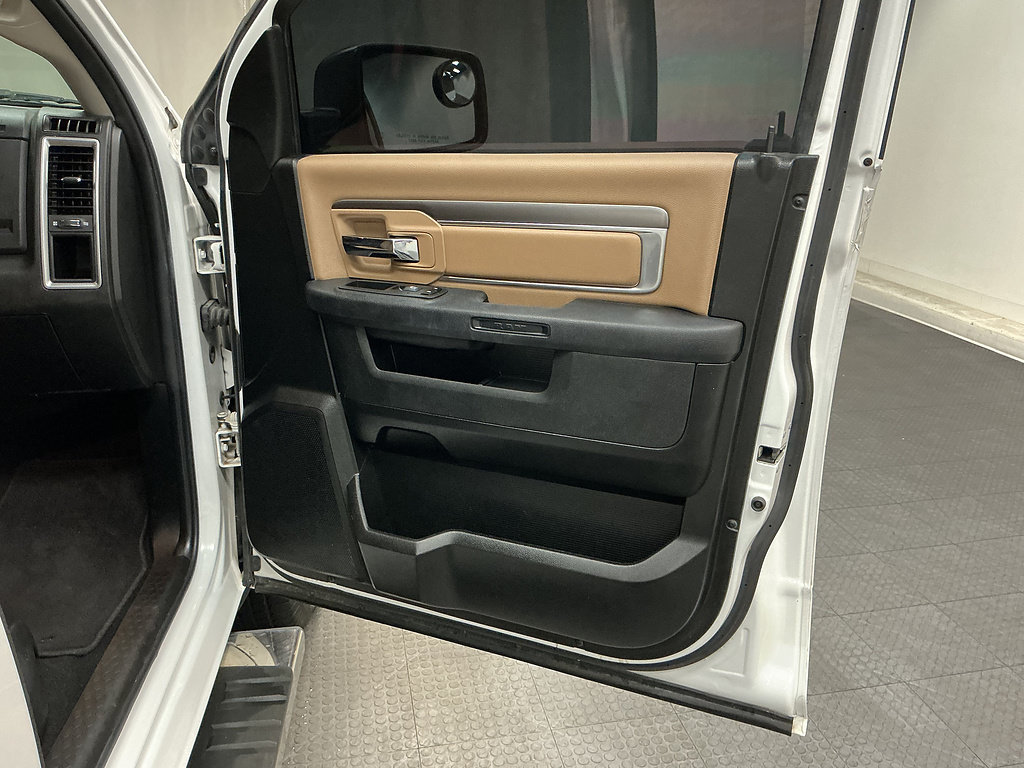 Used 2021 RAM 1500 Classic SLT AWD/4WD image 32