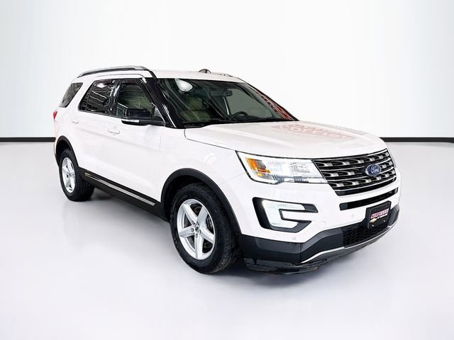 Used 2017 Ford Explorer XLT w/ Equipment Group 202A AWD/4WD image 3