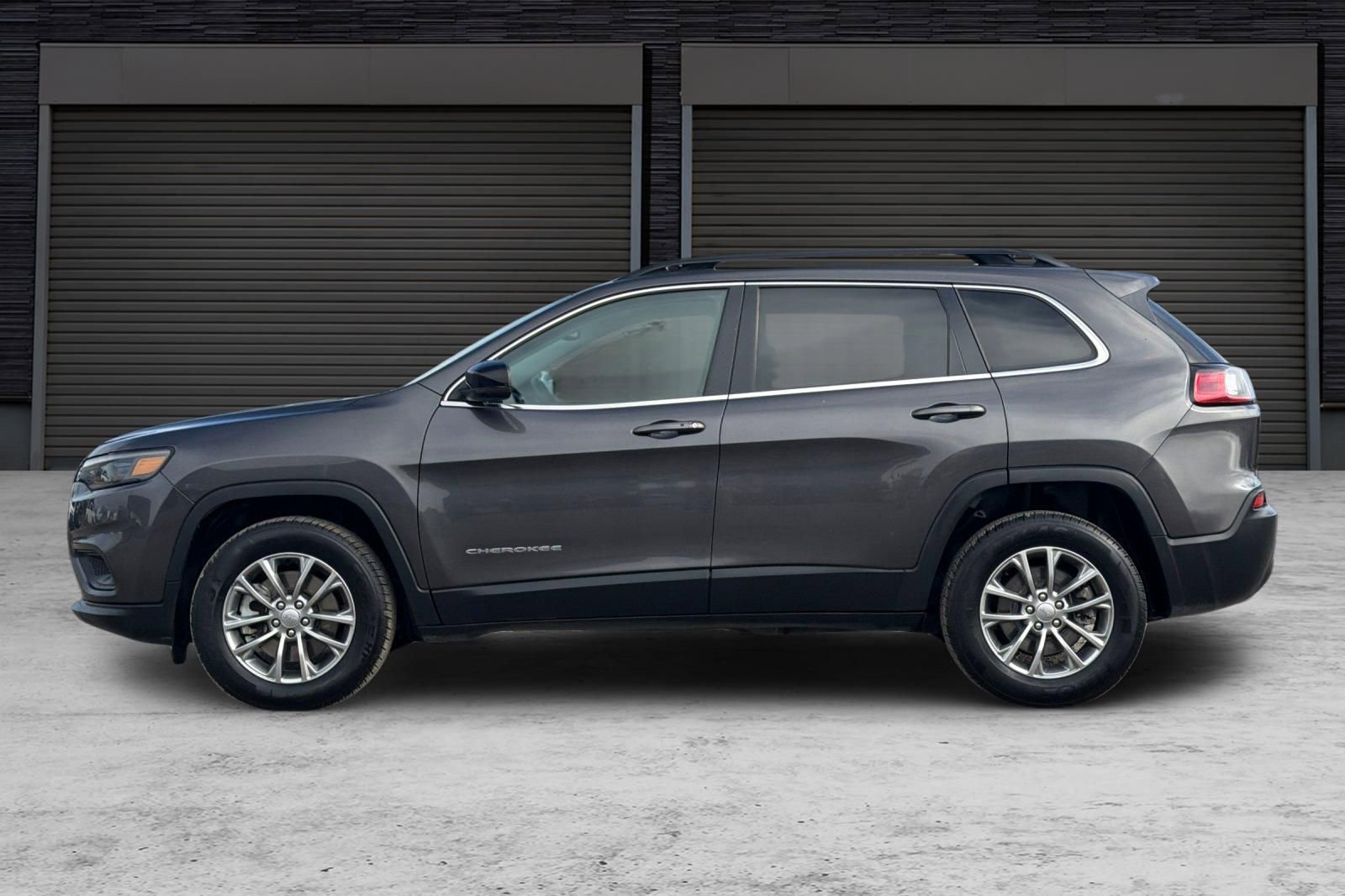 Used 2022 Jeep Cherokee Latitude Lux w/ Mopar Interior Package AWD/4WD image 7