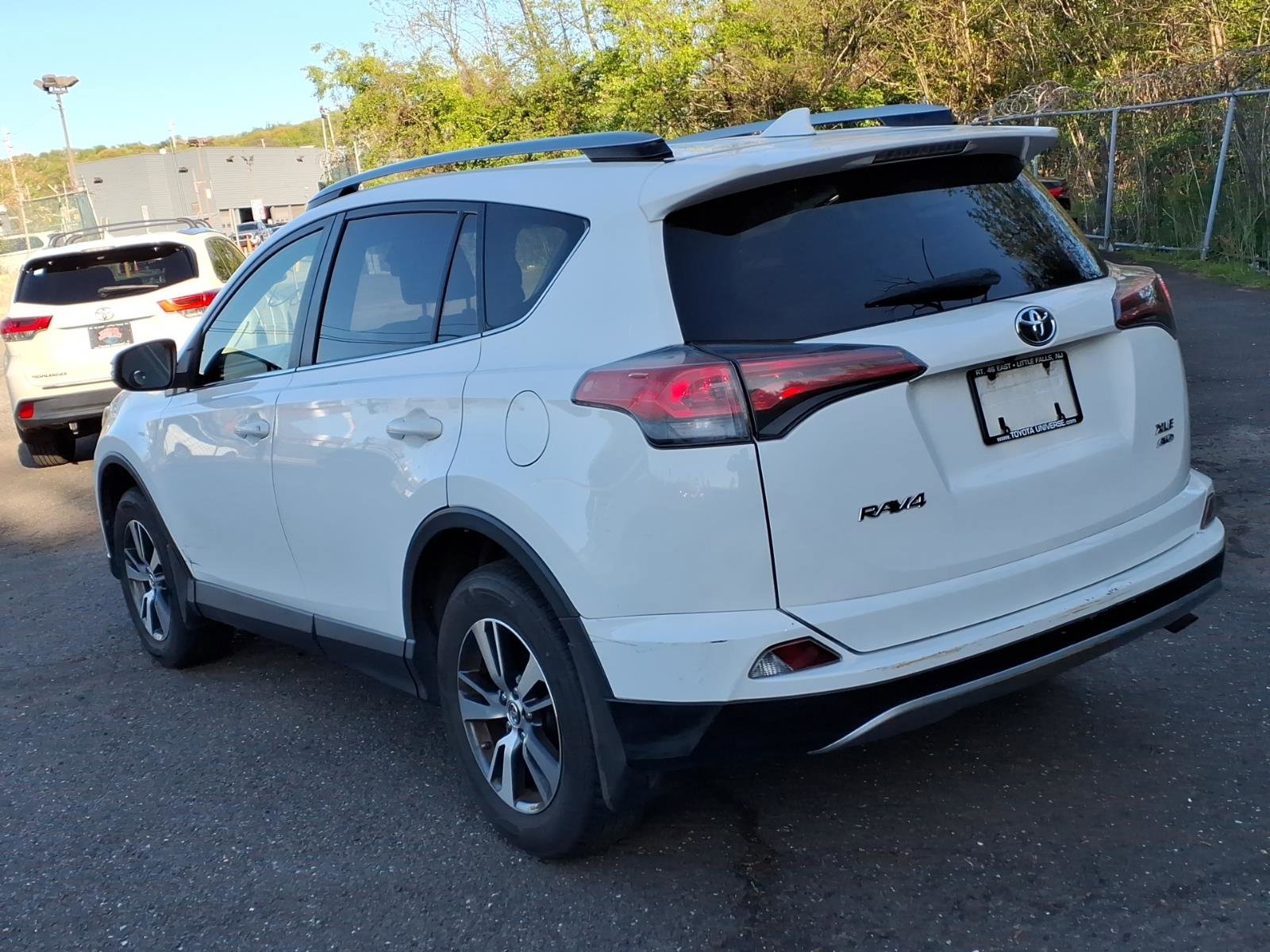 Used 2018 Toyota RAV4 XLE AWD/4WD image 4