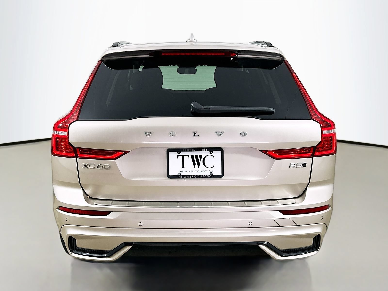 Used 2024 Volvo XC60 B5 Plus w/ Protection Package Premier AWD/4WD image 6