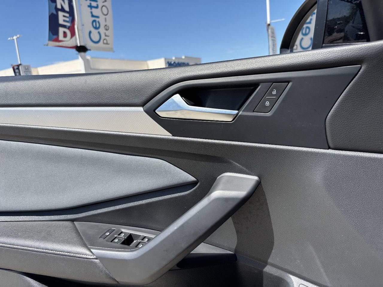 Used 2025 Volkswagen Jetta SE FWD image 19