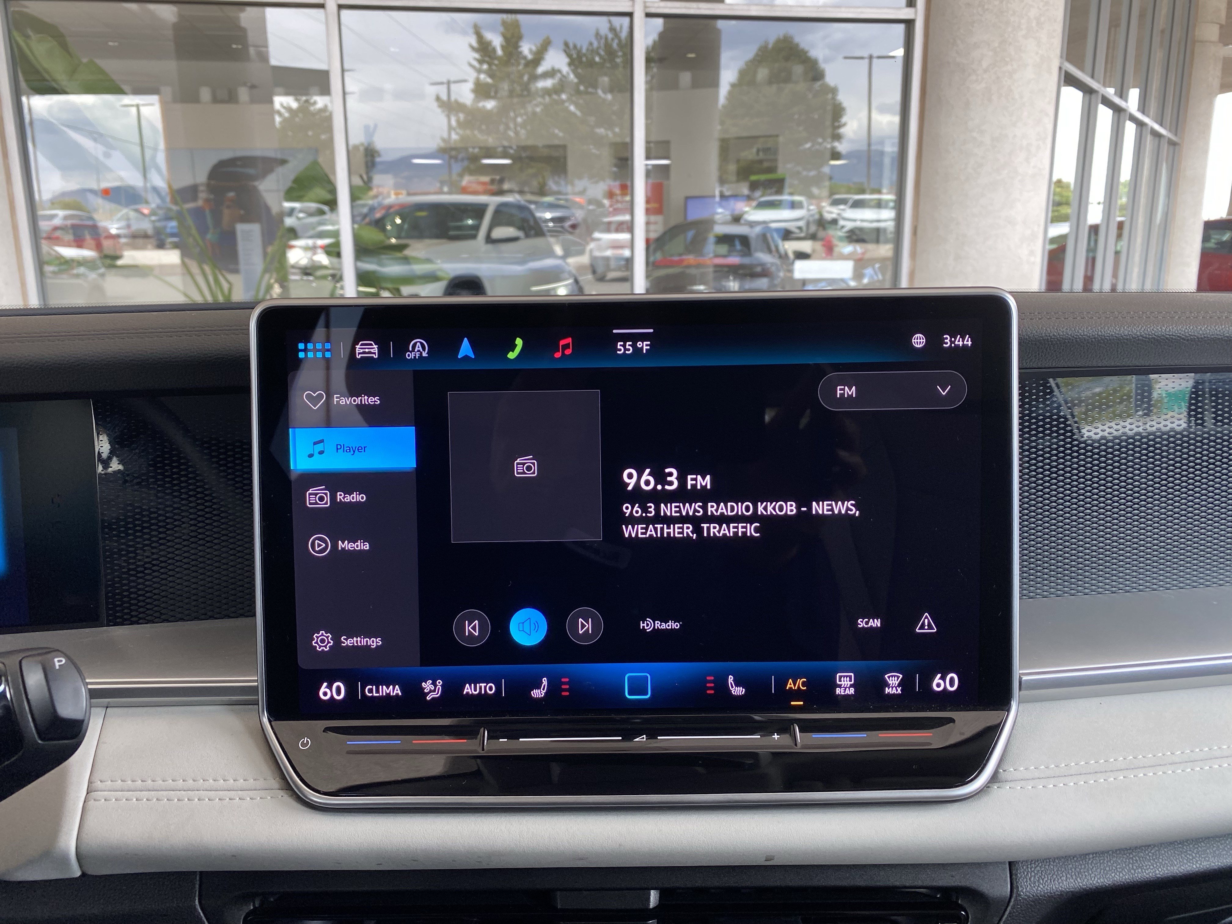 Used 2025 Volkswagen Tiguan SE w/ Panoramic Sunroof Package AWD/4WD image 3