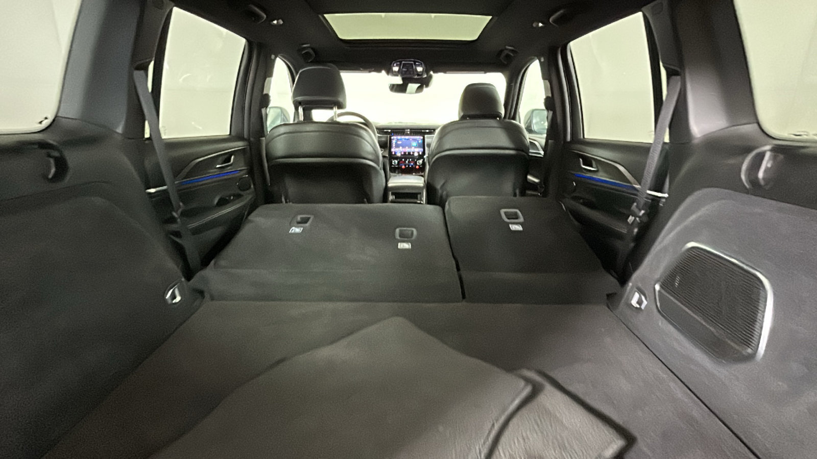 Used 2023 Jeep Grand Cherokee Overland AWD/4WD image 32