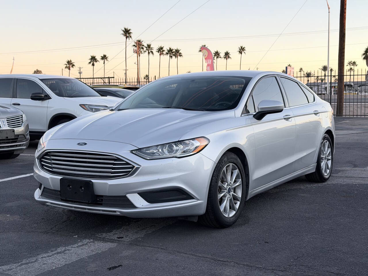 Used 2017 Ford Fusion SE image 2