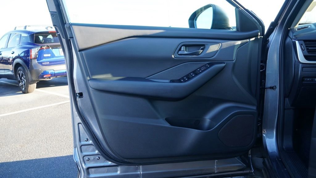 Used 2025 Nissan Rogue S image 13