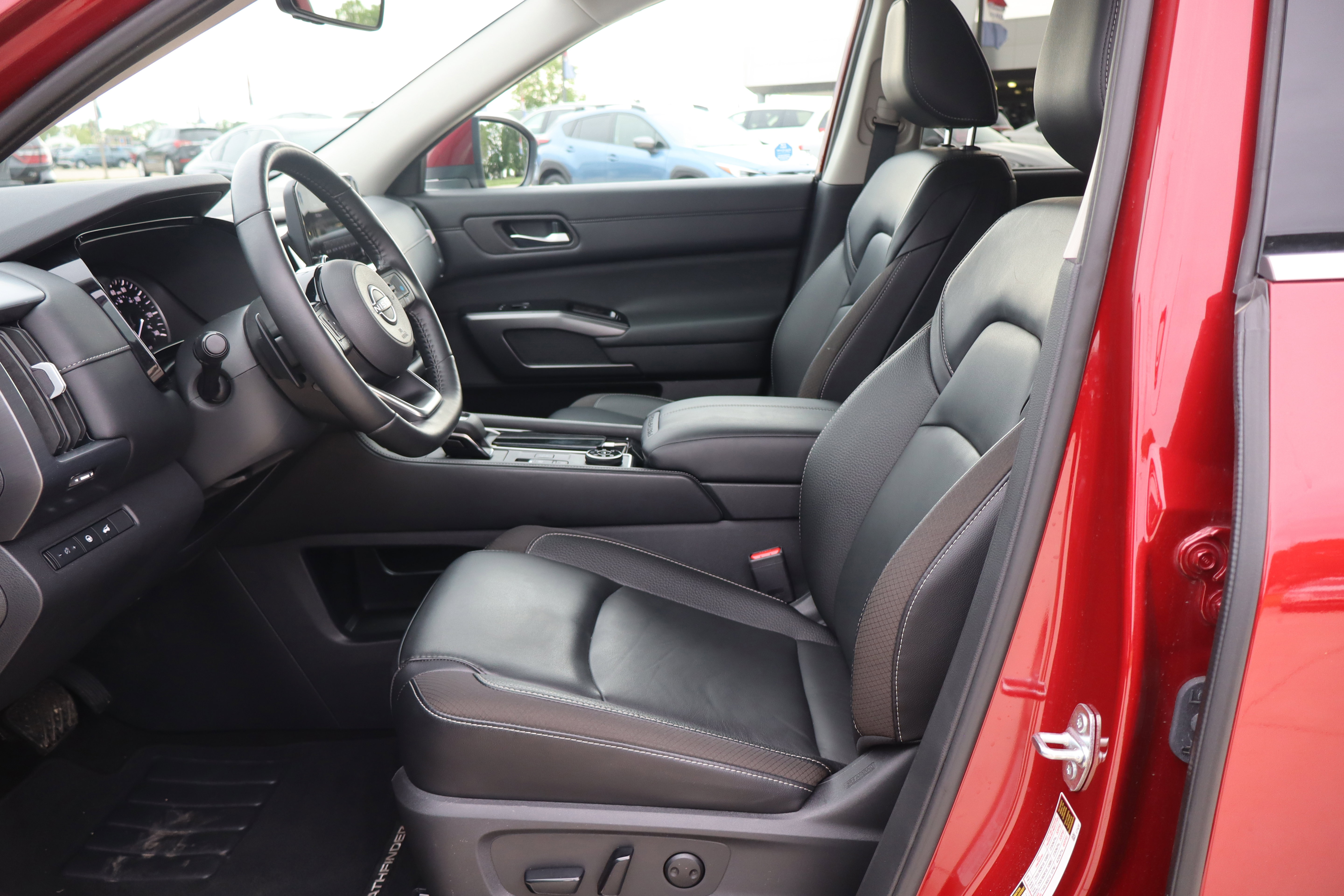 Used 2023 Nissan Pathfinder SL AWD/4WD image 10