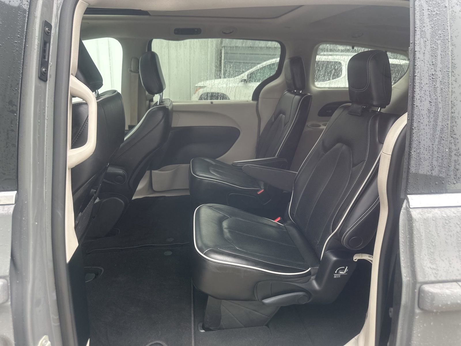 Used 2023 Chrysler Pacifica Limited FWD image 12