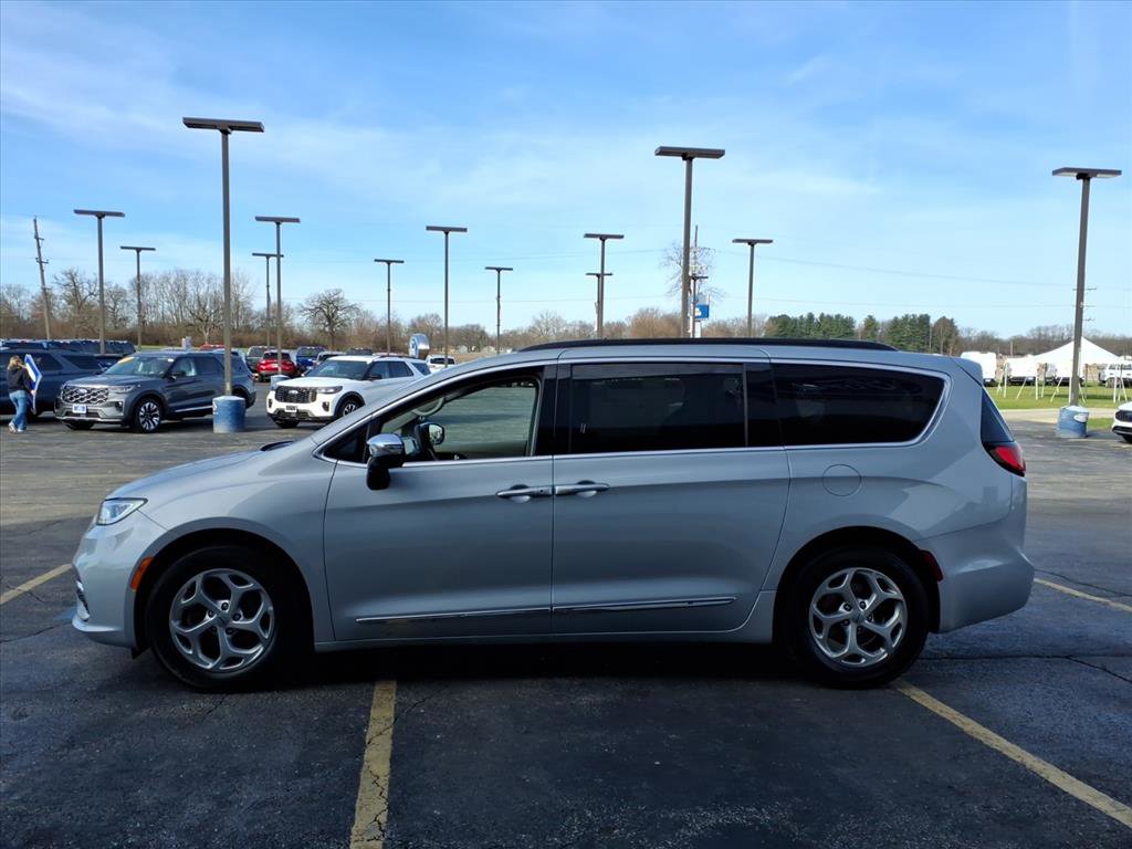 Used 2023 Chrysler Pacifica Limited image 6