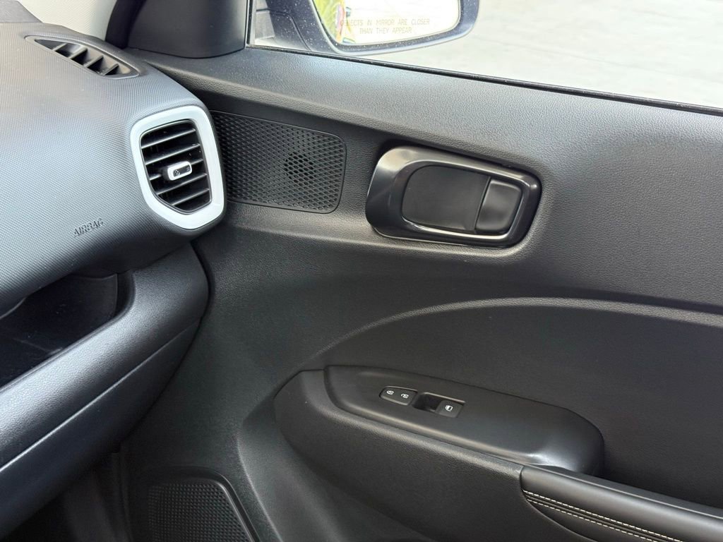 Used 2024 Hyundai Venue Limited FWD image 38