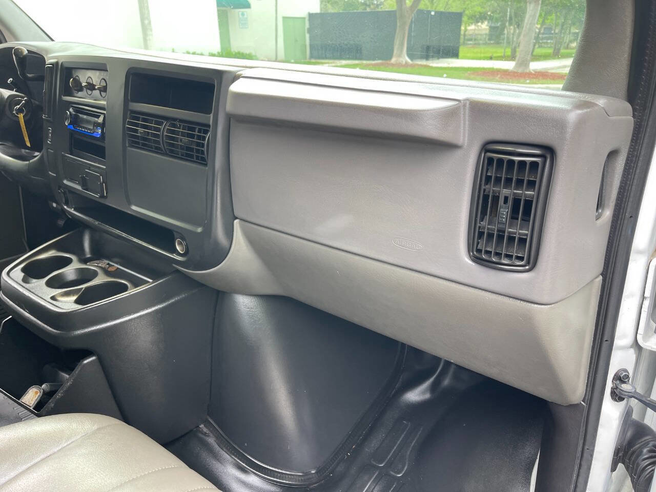 Used 2004 Chevrolet Express 1500 RWD image 25