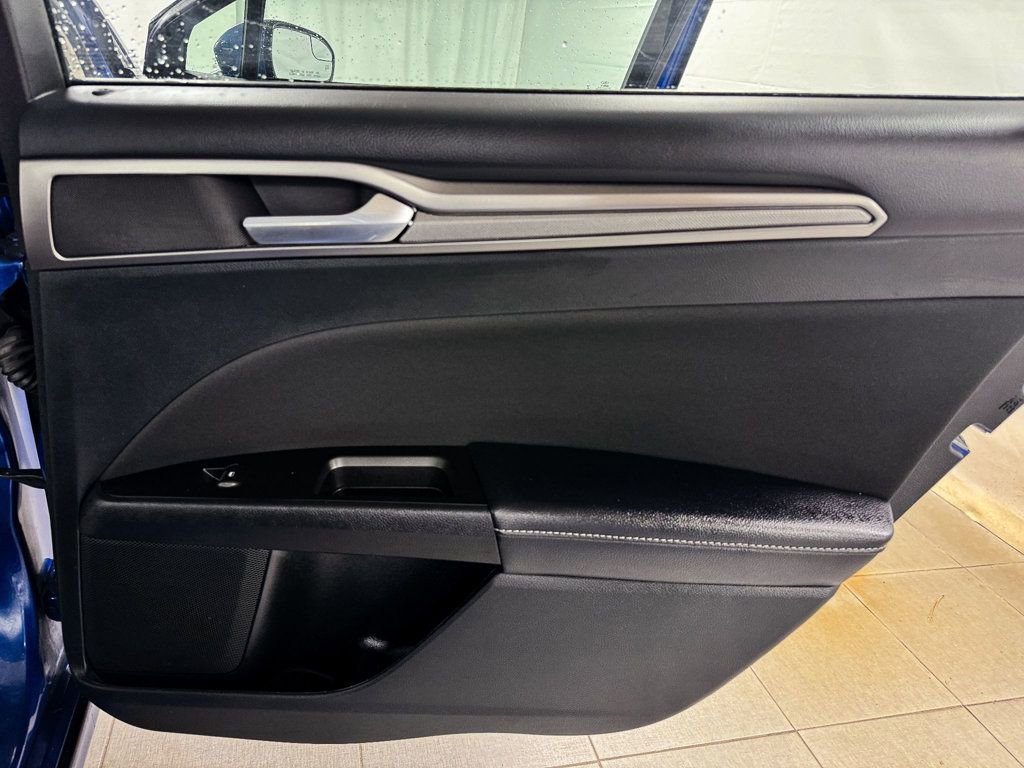 Used 2017 Ford Fusion SE image 16