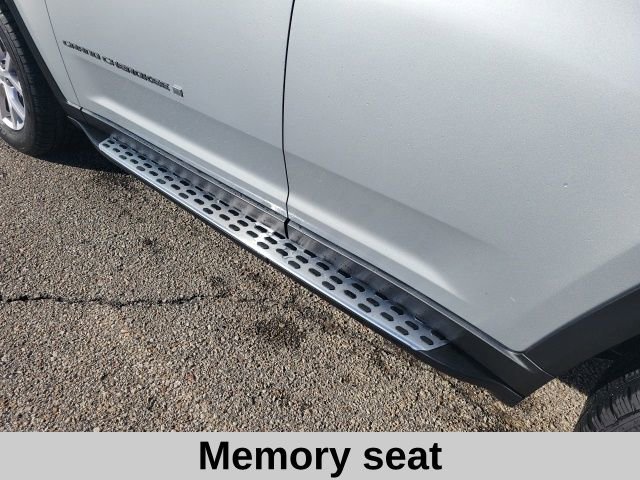 Used 2022 Jeep Grand Cherokee Limited image 6