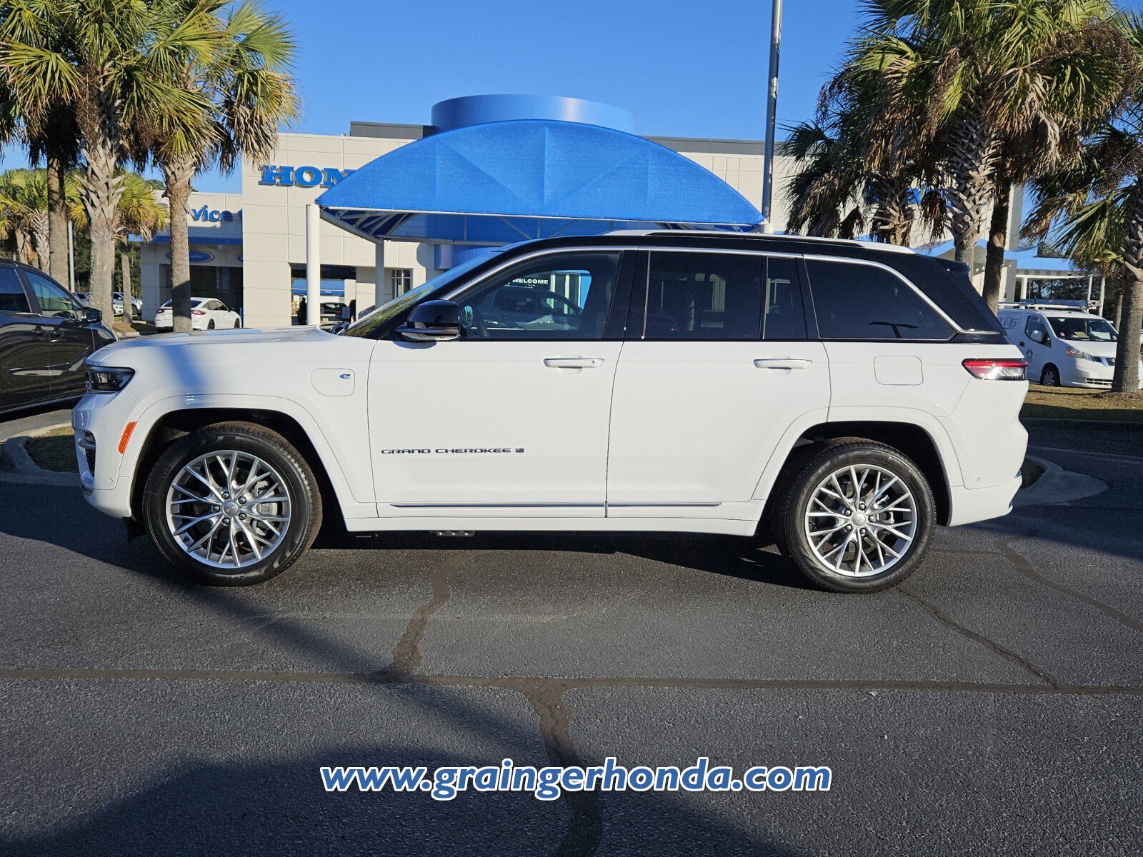 Used 2024 Jeep Grand Cherokee Summit w/ Luxury Tech Group V image 2