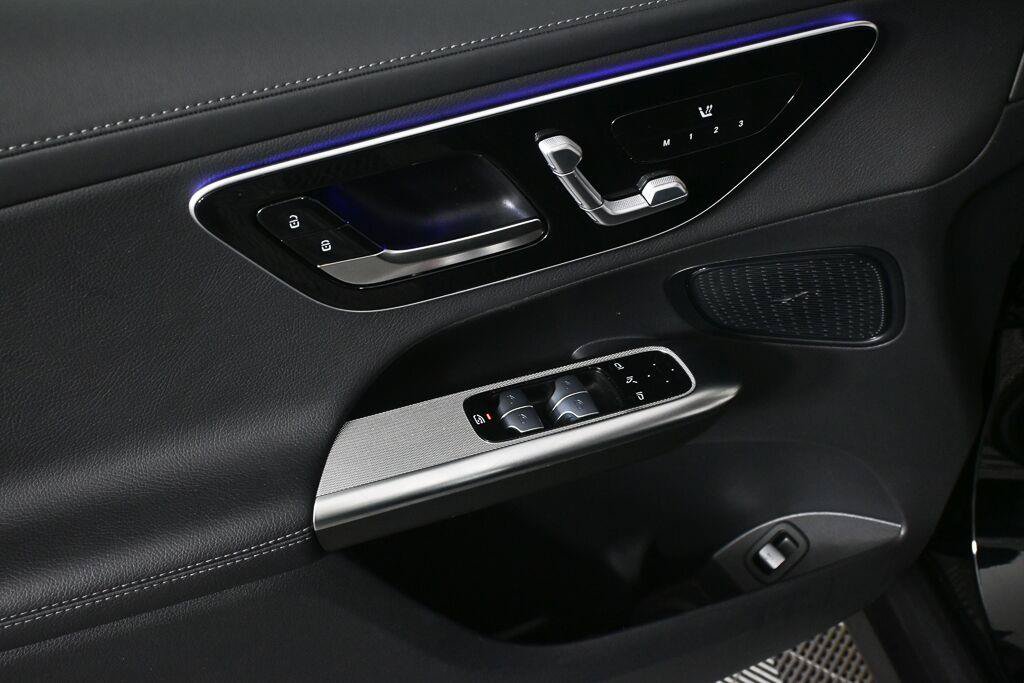 Certified 2025 Mercedes-Benz GLC 300 image 3