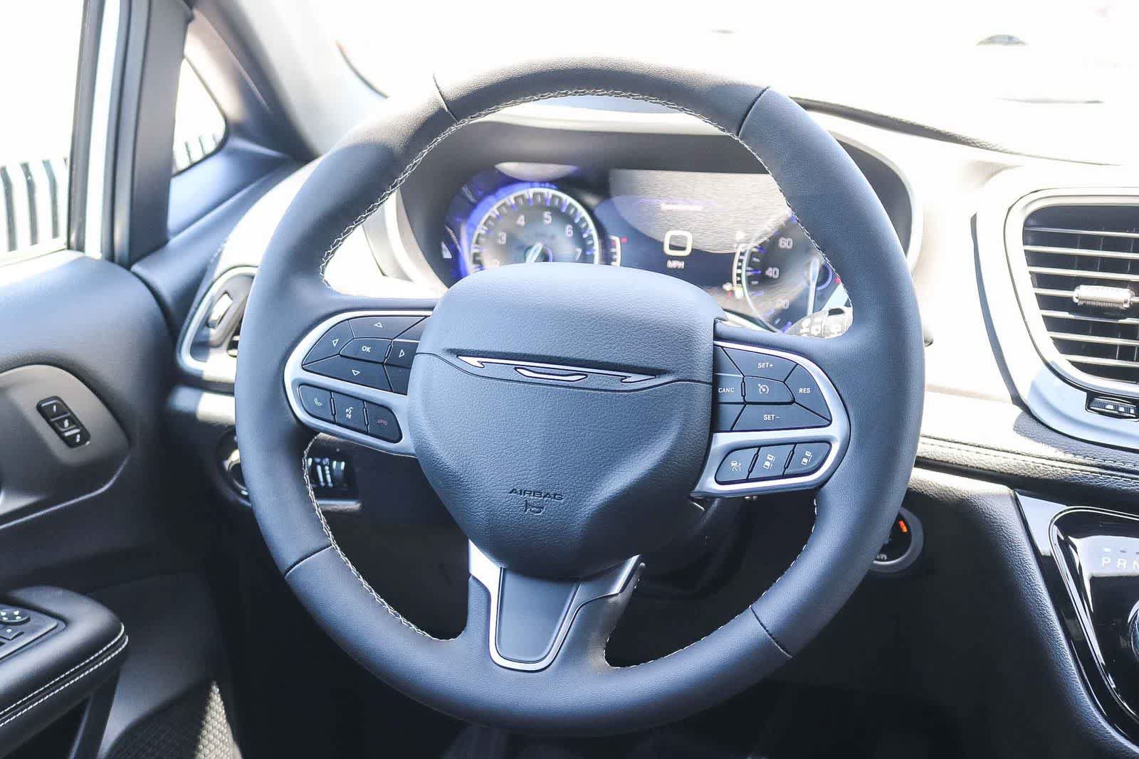 New 2027 Chrysler Pacifica Select FWD image 17