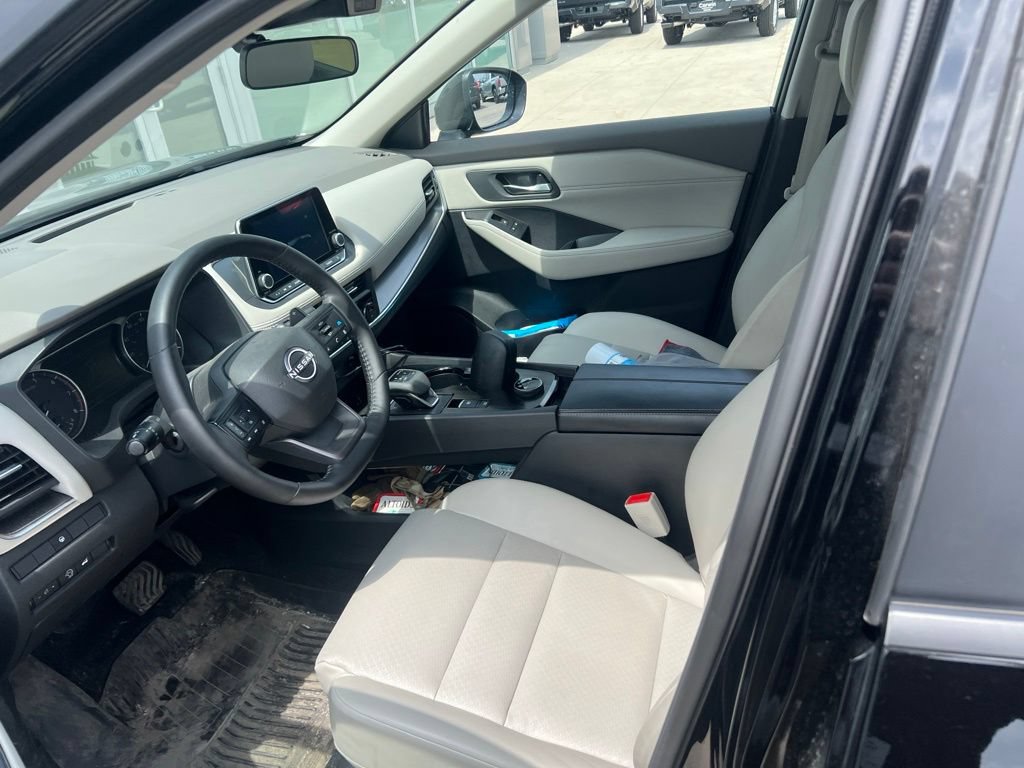 Used 2025 Nissan Rogue SV w/ SV Premium Package AWD/4WD image 8