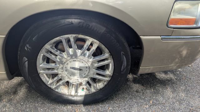 Used 2011 Lincoln Town Car Signature Limited image 11