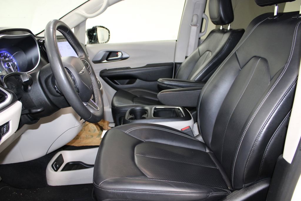 Used 2024 Chrysler Pacifica Touring-L image 16