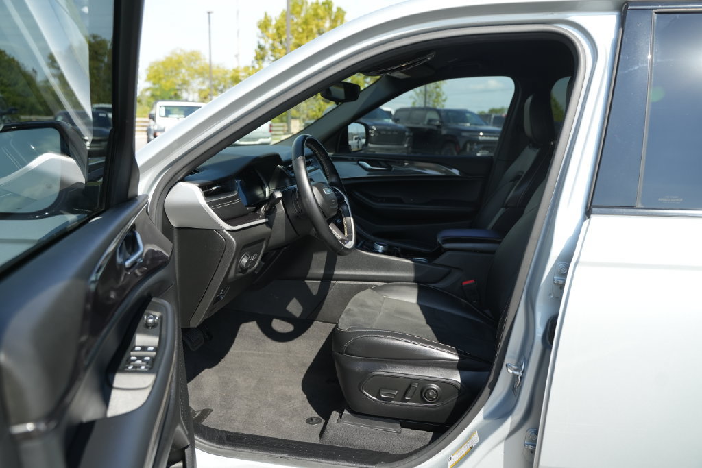 Used 2021 Jeep Grand Cherokee L Laredo RWD image 13