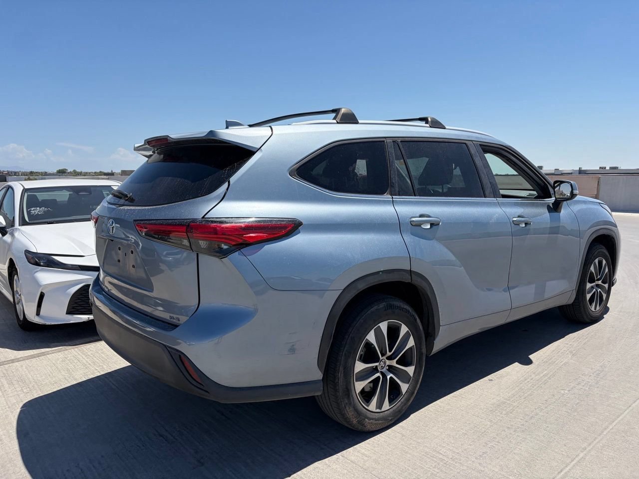 Used 2023 Toyota Highlander XLE FWD image 2