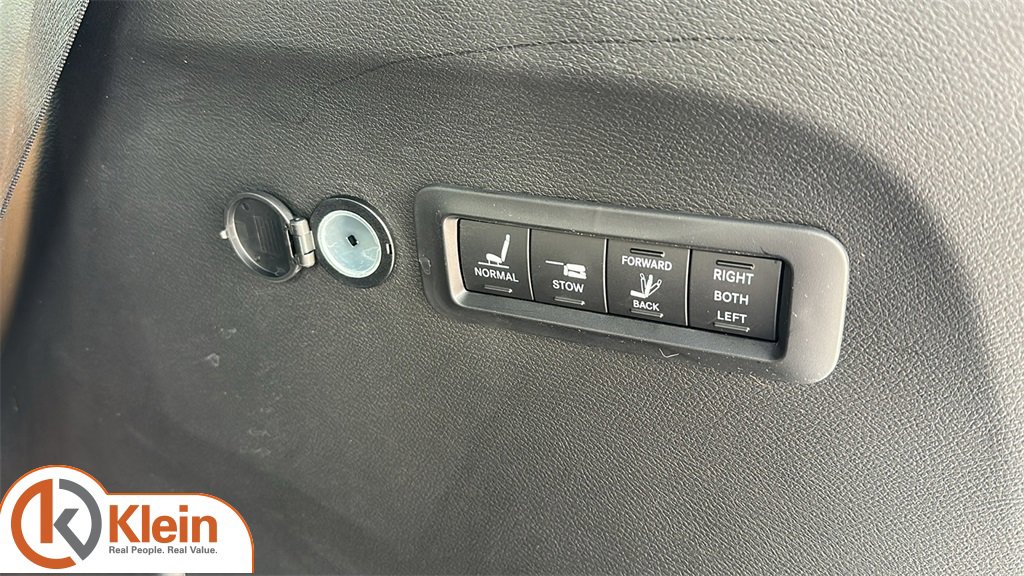 Used 2024 Chrysler Pacifica Pinnacle w/ Trailer Tow Group image 31